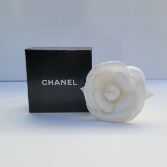 CHANEL classic large white fabric camellia corsage brooch pin. 4.25" wide. - Picture 9 of 15